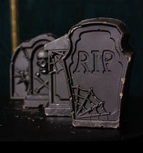 Lade das Bild in den Galerie-Viewer, Grabstein Himbeer Red Velvet