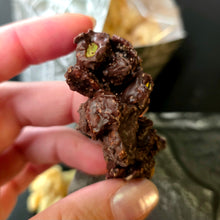 Lade das Bild in den Galerie-Viewer, Monster Crunch Xmas - Karamellisierte Haselnuss vegan
