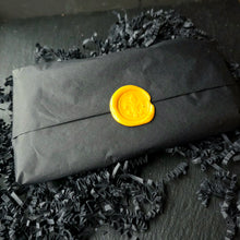 Lade das Bild in den Galerie-Viewer, Special Edition: Hirschkieferknochen Schokolade
